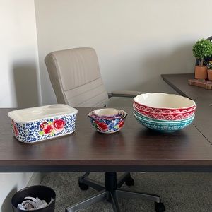 Pioneer women 9piece set, 4pasta bowls, 1Tupperware containerand 4measuring bowl